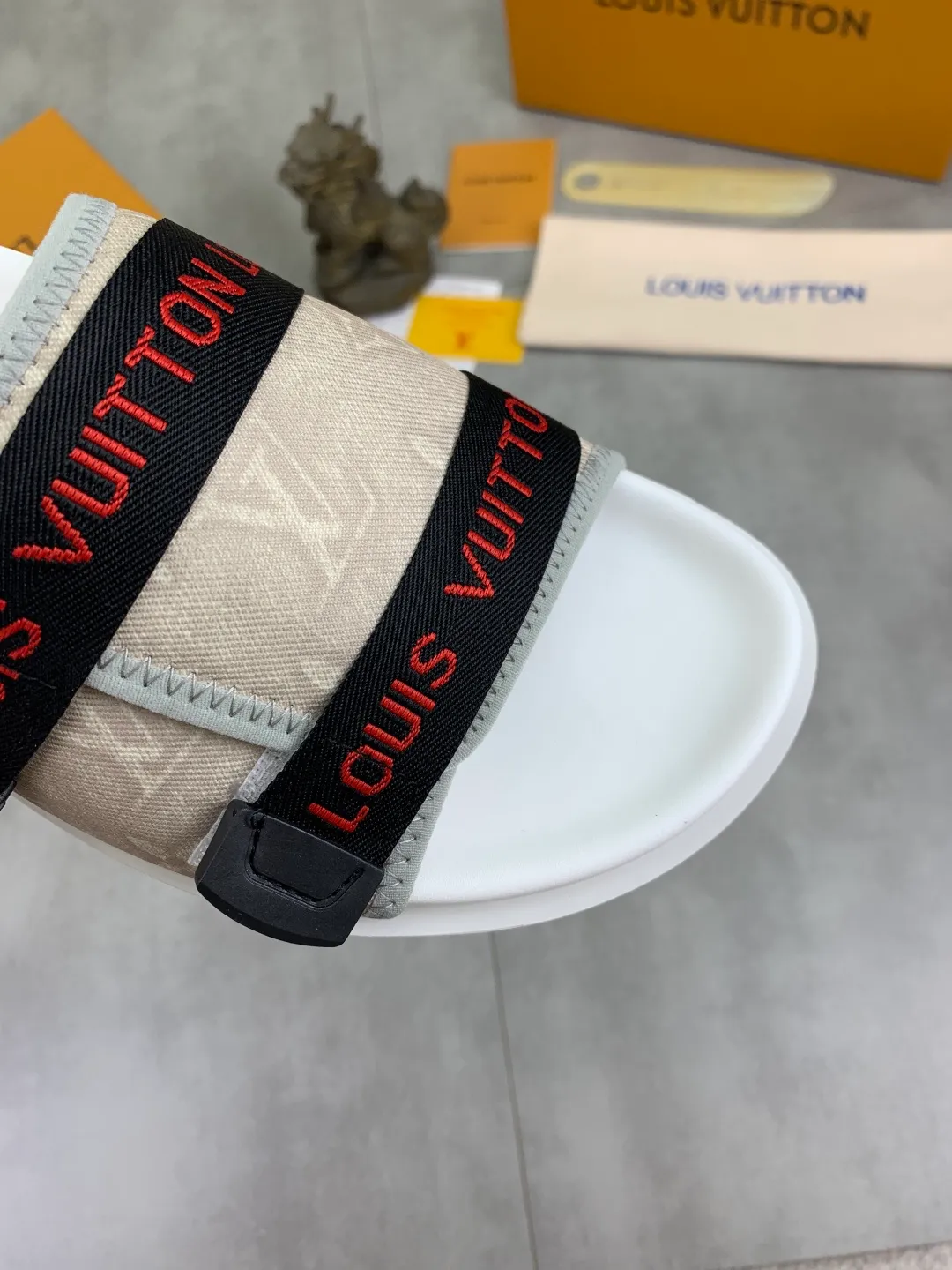 Men's shoes 💰P320💰【New style】🆘 Original quality 【LOUIS VUITTON】The popular Louis Vuitton LV men's slippers on the official website are on sale simultaneously! Original fabric imported from Italy, original factory special supply, code number: 38-44 (45 customized), many colors available